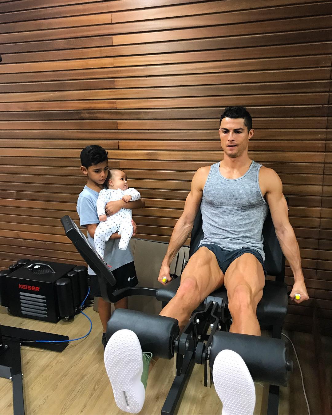 Con trai cưng của cầu thủ Ronaldo bị bố cấm ăn khoai tây chiên
